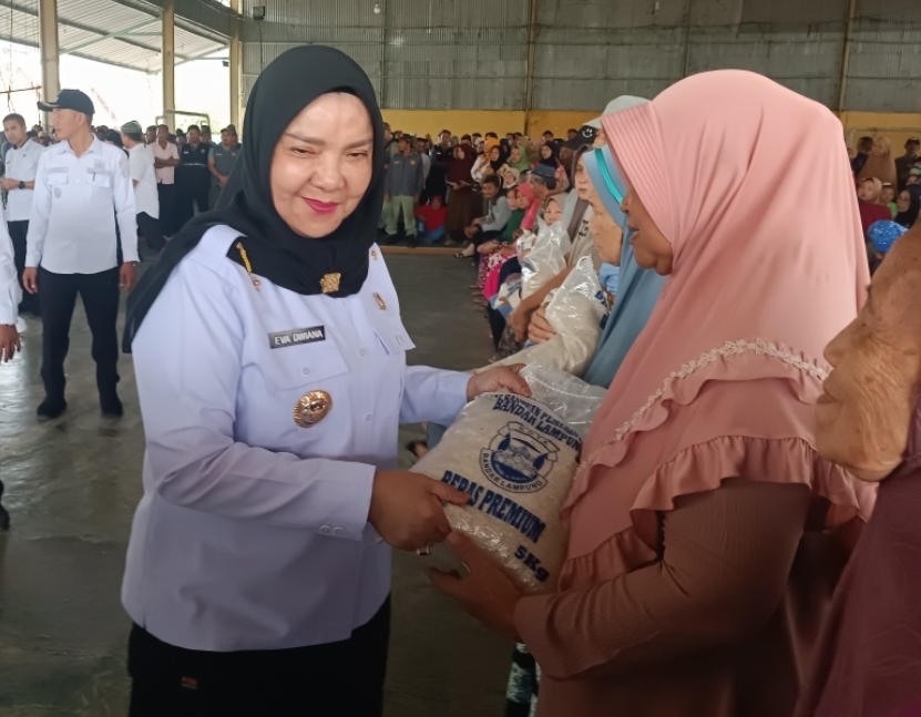 Enam Kelurahan di Labuhan Ratu Terima Bantuan Beras dari Pemkot